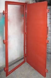Красная дверь для вентиляционной камеры