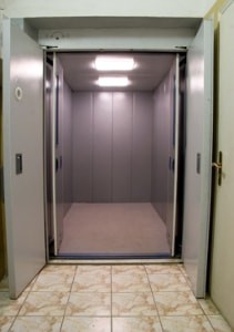 Дверь в шахту лифта