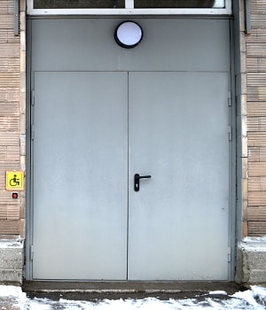 Противопожарная дверь в школу