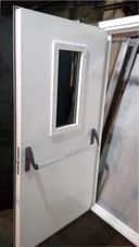 Фото готовых дверей с системой «антипаника»-3